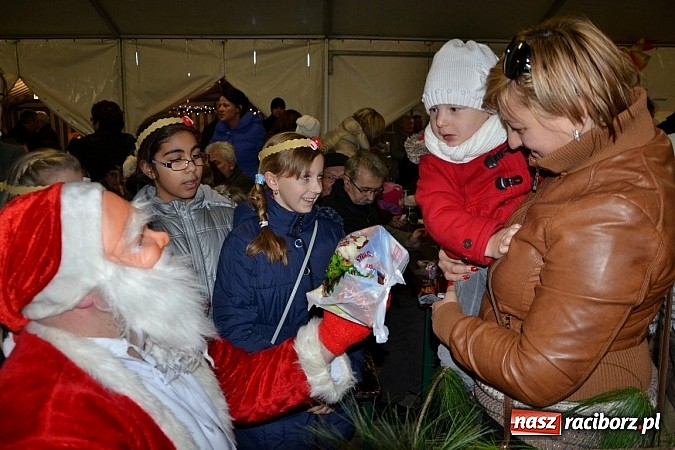 Zdjęcie w galerii na portalu naszraciborz.pl: Św. Mikołaj w Zabełkowie rozdał 150 paczek wiadomości z regionu