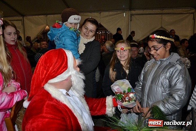 Zdjęcie w galerii na portalu naszraciborz.pl: Św. Mikołaj w Zabełkowie rozdał 150 paczek wiadomości z regionu