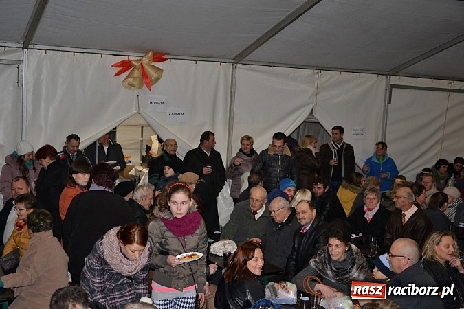 Zdjęcie w galerii na portalu naszraciborz.pl: Św. Mikołaj w Zabełkowie rozdał 150 paczek wiadomości z regionu