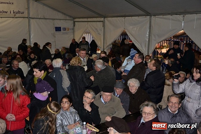 Zdjęcie w galerii na portalu naszraciborz.pl: Św. Mikołaj w Zabełkowie rozdał 150 paczek wiadomości z regionu