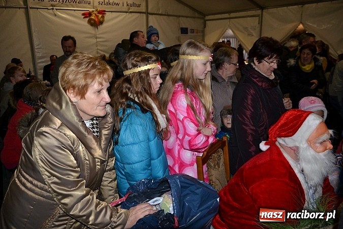 Zdjęcie w galerii na portalu naszraciborz.pl: Św. Mikołaj w Zabełkowie rozdał 150 paczek wiadomości z regionu