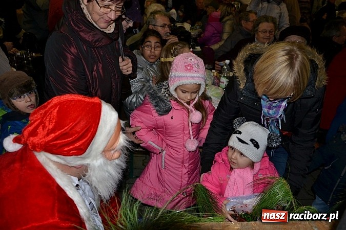 Zdjęcie w galerii na portalu naszraciborz.pl: Św. Mikołaj w Zabełkowie rozdał 150 paczek wiadomości z regionu