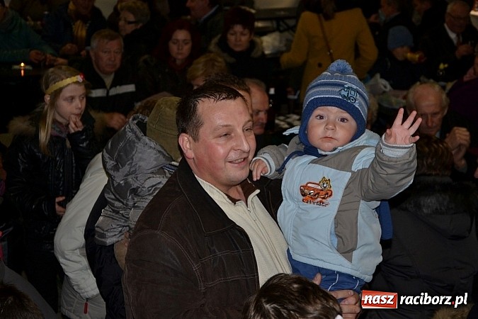 Zdjęcie w galerii na portalu naszraciborz.pl: Św. Mikołaj w Zabełkowie rozdał 150 paczek wiadomości z regionu