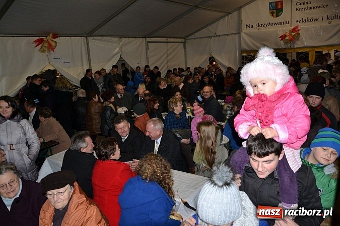 Zdjęcie w galerii na portalu naszraciborz.pl: Św. Mikołaj w Zabełkowie rozdał 150 paczek wiadomości z regionu