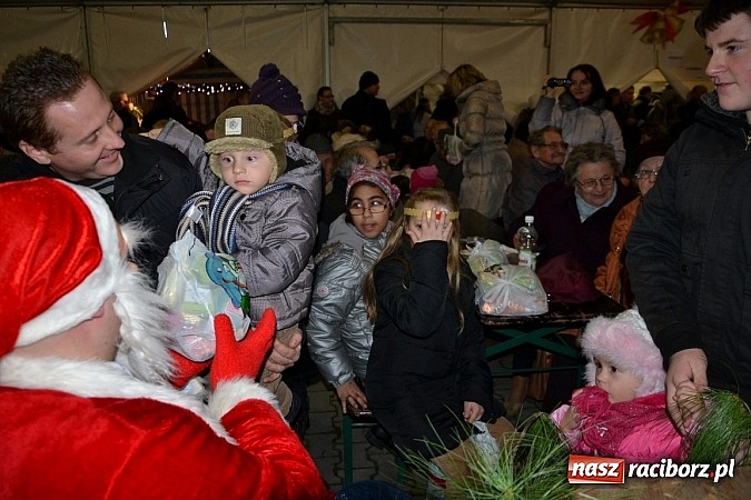 Zdjęcie w galerii na portalu naszraciborz.pl: Św. Mikołaj w Zabełkowie rozdał 150 paczek wiadomości z regionu