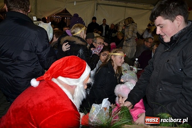 Zdjęcie w galerii na portalu naszraciborz.pl: Św. Mikołaj w Zabełkowie rozdał 150 paczek wiadomości z regionu
