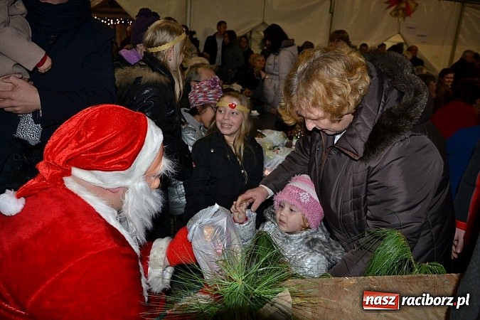 Zdjęcie w galerii na portalu naszraciborz.pl: Św. Mikołaj w Zabełkowie rozdał 150 paczek wiadomości z regionu