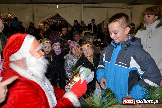 Zdjęcie w galerii na portalu naszraciborz.pl: Św. Mikołaj w Zabełkowie rozdał 150 paczek wiadomości z regionu