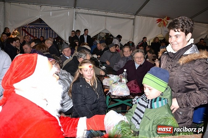 Zdjęcie w galerii na portalu naszraciborz.pl: Św. Mikołaj w Zabełkowie rozdał 150 paczek wiadomości z regionu
