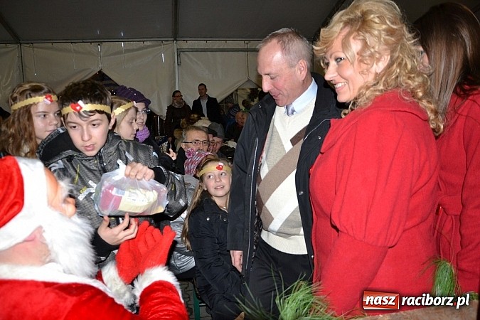 Zdjęcie w galerii na portalu naszraciborz.pl: Św. Mikołaj w Zabełkowie rozdał 150 paczek wiadomości z regionu