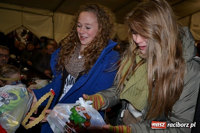 Zdjęcie w galerii na portalu naszraciborz.pl: Św. Mikołaj w Zabełkowie rozdał 150 paczek wiadomości z regionu