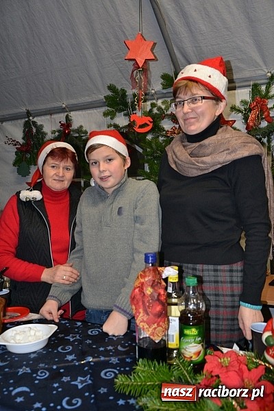 Zdjęcie w galerii na portalu naszraciborz.pl: Św. Mikołaj w Zabełkowie rozdał 150 paczek wiadomości z regionu