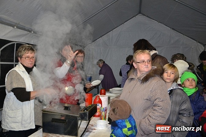Zdjęcie w galerii na portalu naszraciborz.pl: Św. Mikołaj w Zabełkowie rozdał 150 paczek wiadomości z regionu
