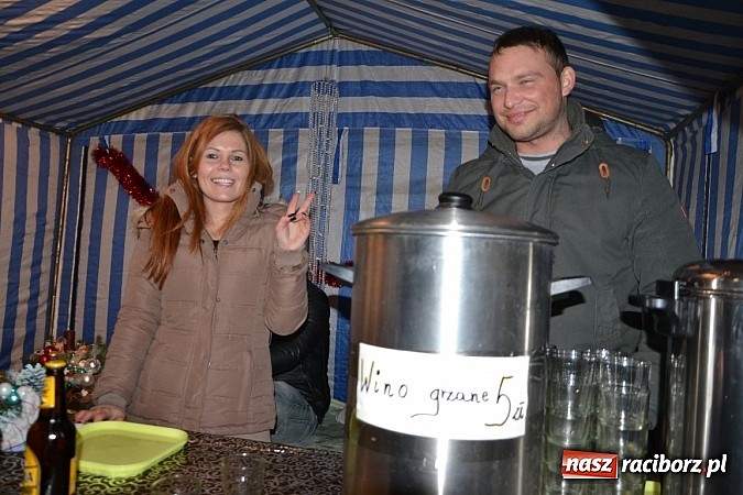 Zdjęcie w galerii na portalu naszraciborz.pl: Św. Mikołaj w Zabełkowie rozdał 150 paczek wiadomości z regionu