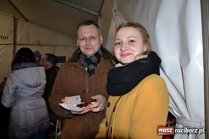 Zdjęcie w galerii na portalu naszraciborz.pl: Św. Mikołaj w Zabełkowie rozdał 150 paczek wiadomości z regionu