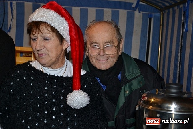 Zdjęcie w galerii na portalu naszraciborz.pl: Św. Mikołaj w Zabełkowie rozdał 150 paczek wiadomości z regionu