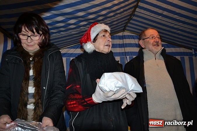 Zdjęcie w galerii na portalu naszraciborz.pl: Św. Mikołaj w Zabełkowie rozdał 150 paczek wiadomości z regionu