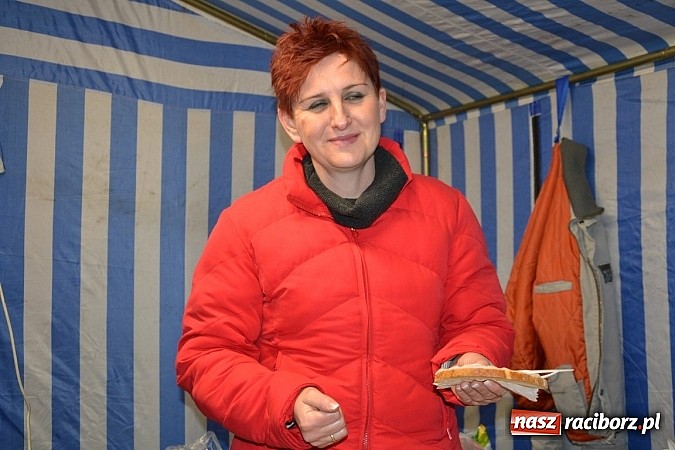 Zdjęcie w galerii na portalu naszraciborz.pl: Św. Mikołaj w Zabełkowie rozdał 150 paczek wiadomości z regionu