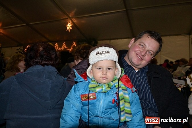 Zdjęcie w galerii na portalu naszraciborz.pl: Św. Mikołaj w Zabełkowie rozdał 150 paczek wiadomości z regionu