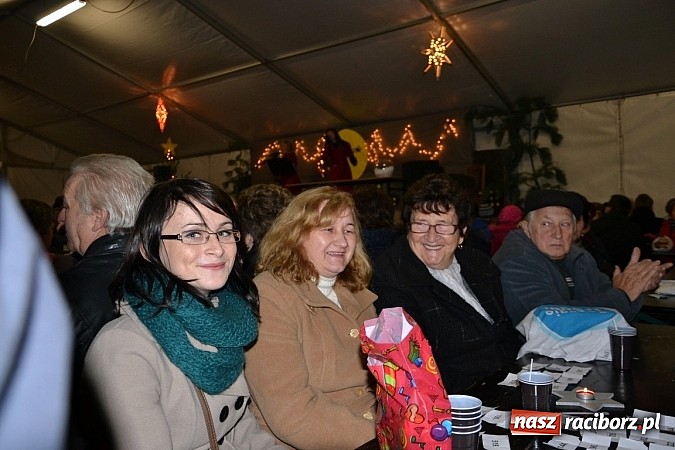 Zdjęcie w galerii na portalu naszraciborz.pl: Św. Mikołaj w Zabełkowie rozdał 150 paczek wiadomości z regionu