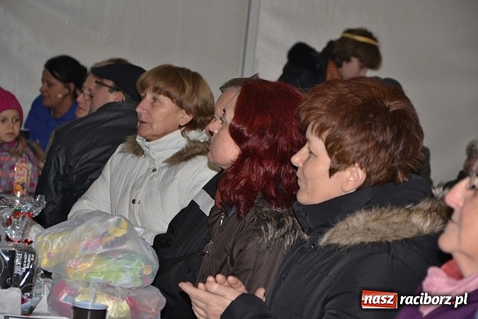 Zdjęcie w galerii na portalu naszraciborz.pl: Św. Mikołaj w Zabełkowie rozdał 150 paczek wiadomości z regionu