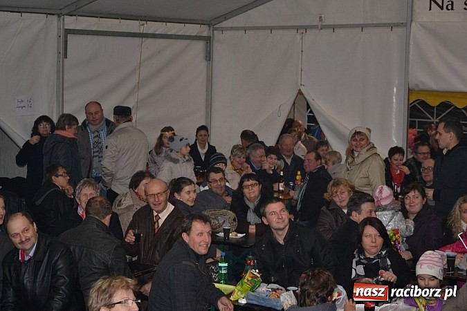 Zdjęcie w galerii na portalu naszraciborz.pl: Św. Mikołaj w Zabełkowie rozdał 150 paczek wiadomości z regionu