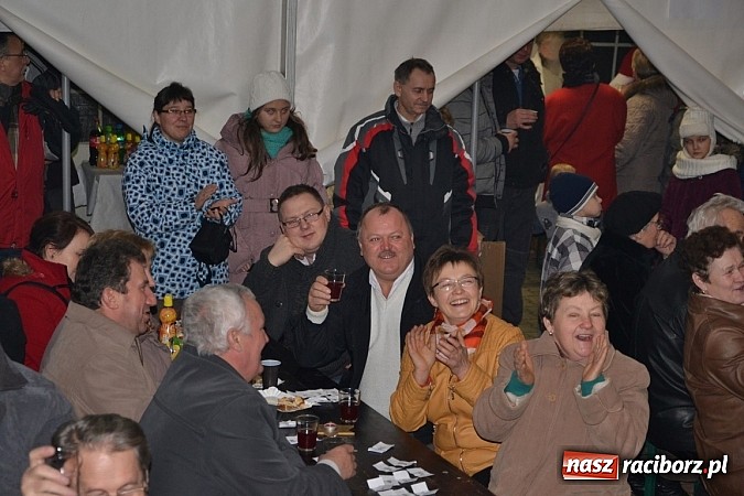 Zdjęcie w galerii na portalu naszraciborz.pl: Św. Mikołaj w Zabełkowie rozdał 150 paczek wiadomości z regionu