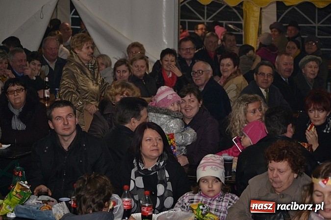 Zdjęcie w galerii na portalu naszraciborz.pl: Św. Mikołaj w Zabełkowie rozdał 150 paczek wiadomości z regionu