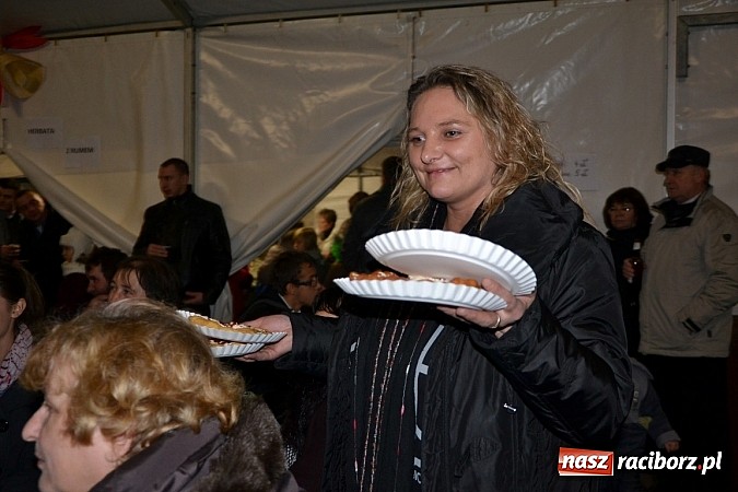 Zdjęcie w galerii na portalu naszraciborz.pl: Św. Mikołaj w Zabełkowie rozdał 150 paczek wiadomości z regionu