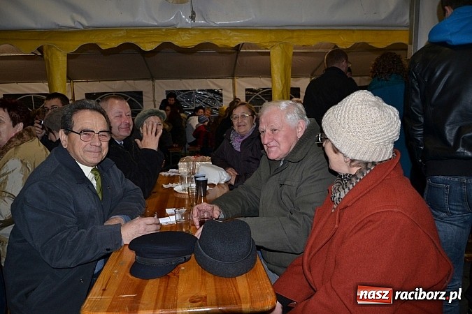 Zdjęcie w galerii na portalu naszraciborz.pl: Św. Mikołaj w Zabełkowie rozdał 150 paczek wiadomości z regionu