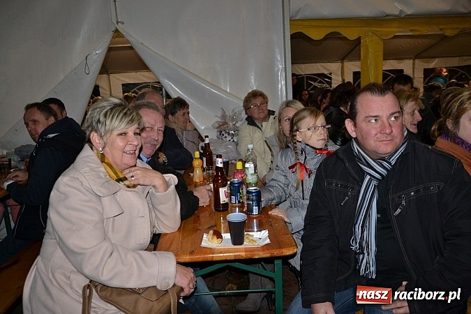 Zdjęcie w galerii na portalu naszraciborz.pl: Św. Mikołaj w Zabełkowie rozdał 150 paczek wiadomości z regionu