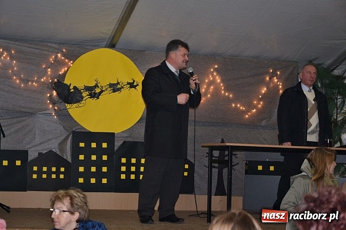 Zdjęcie w galerii na portalu naszraciborz.pl: Św. Mikołaj w Zabełkowie rozdał 150 paczek wiadomości z regionu