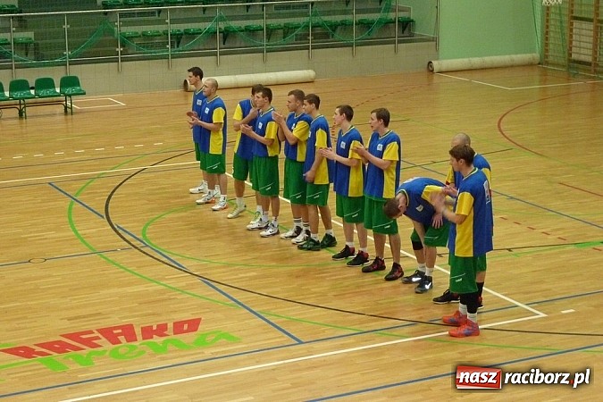 Zdjęcie w galerii na portalu naszraciborz.pl: Koszykówka. Trójka z własnej połowy wiadomości z regionu