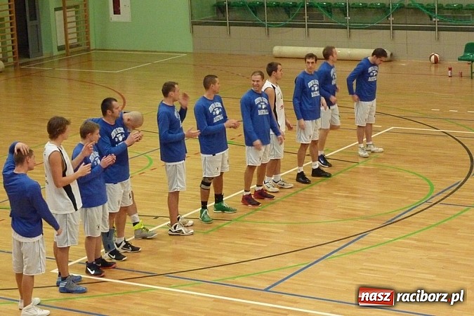 Zdjęcie w galerii na portalu naszraciborz.pl: Koszykówka. Trójka z własnej połowy wiadomości z regionu