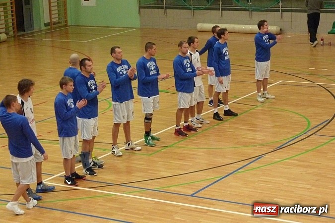 Zdjęcie w galerii na portalu naszraciborz.pl: Koszykówka. Trójka z własnej połowy wiadomości z regionu