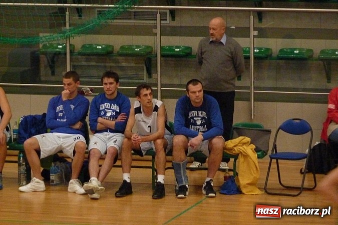 Zdjęcie w galerii na portalu naszraciborz.pl: Koszykówka. Trójka z własnej połowy wiadomości z regionu