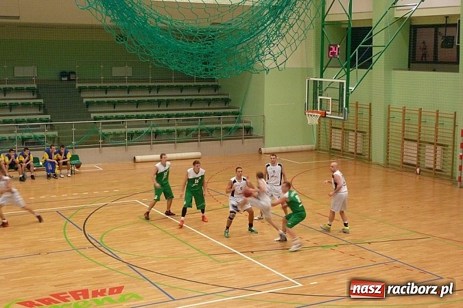 Zdjęcie w galerii na portalu naszraciborz.pl: Koszykówka. Trójka z własnej połowy wiadomości z regionu