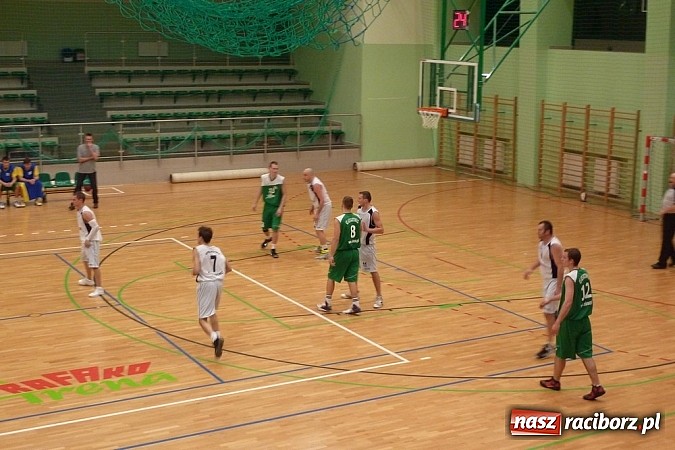 Zdjęcie w galerii na portalu naszraciborz.pl: Koszykówka. Trójka z własnej połowy wiadomości z regionu