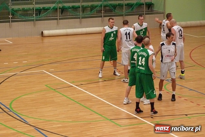 Zdjęcie w galerii na portalu naszraciborz.pl: Koszykówka. Trójka z własnej połowy wiadomości z regionu