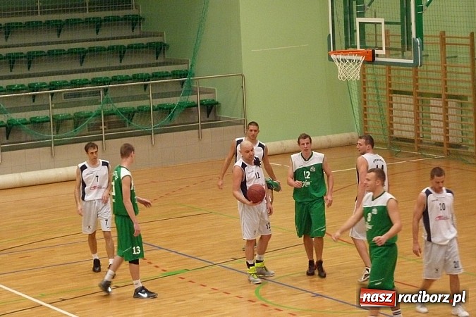 Zdjęcie w galerii na portalu naszraciborz.pl: Koszykówka. Trójka z własnej połowy wiadomości z regionu