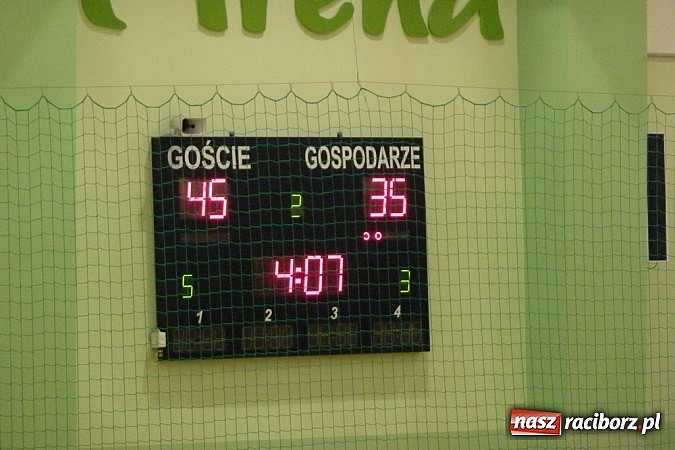 Zdjęcie w galerii na portalu naszraciborz.pl: Koszykówka. Trójka z własnej połowy wiadomości z regionu