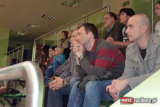 Zdjęcie w galerii na portalu naszraciborz.pl: Koszykówka. Trójka z własnej połowy wiadomości z regionu