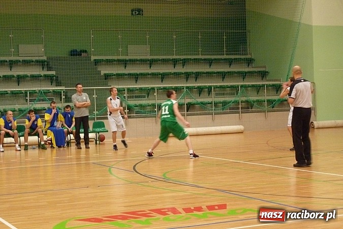Zdjęcie w galerii na portalu naszraciborz.pl: Koszykówka. Trójka z własnej połowy wiadomości z regionu