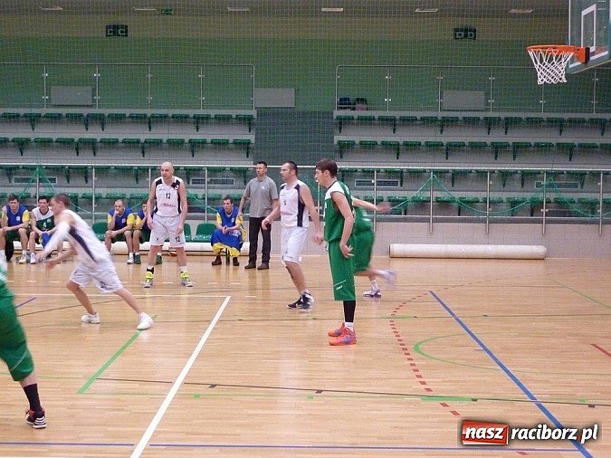 Zdjęcie w galerii na portalu naszraciborz.pl: Koszykówka. Trójka z własnej połowy wiadomości z regionu