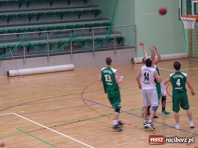 Zdjęcie w galerii na portalu naszraciborz.pl: Koszykówka. Trójka z własnej połowy wiadomości z regionu
