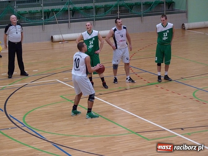 Zdjęcie w galerii na portalu naszraciborz.pl: Koszykówka. Trójka z własnej połowy wiadomości z regionu