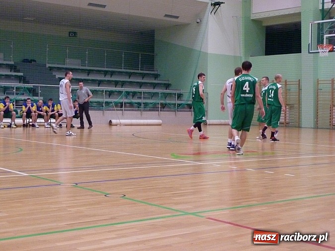 Zdjęcie w galerii na portalu naszraciborz.pl: Koszykówka. Trójka z własnej połowy wiadomości z regionu