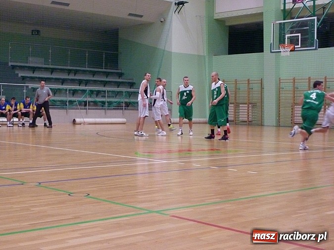 Zdjęcie w galerii na portalu naszraciborz.pl: Koszykówka. Trójka z własnej połowy wiadomości z regionu