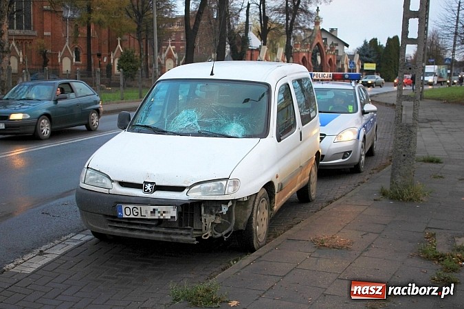 Zdjęcie w galerii na portalu naszraciborz.pl: Wypadek na Armii Krajowej. Trzy kobiety potrącone na przejściu dla pieszych wiadomości z regionu