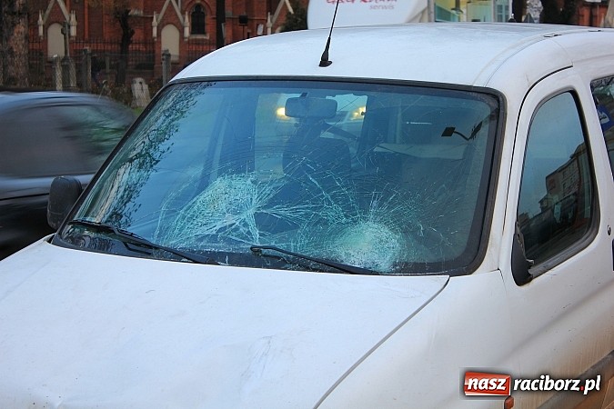 Zdjęcie w galerii na portalu naszraciborz.pl: Wypadek na Armii Krajowej. Trzy kobiety potrącone na przejściu dla pieszych wiadomości z regionu